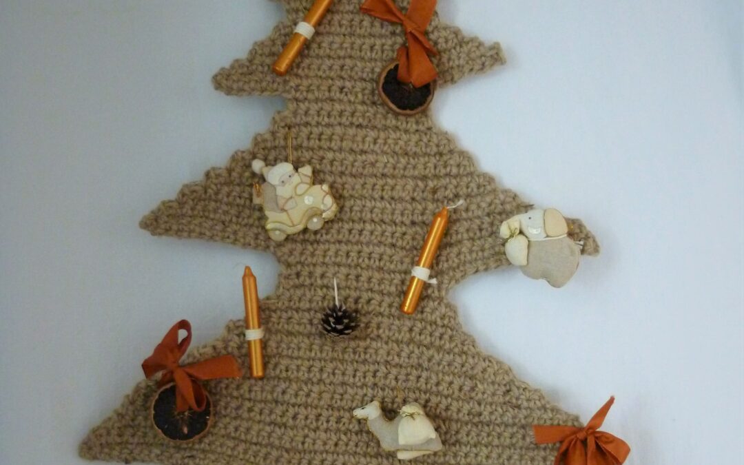 Sapin de Noël en ficelle de chanvre crocheté, décoré avec des rondelles sèchées, des pives, quelques bougies et des animaux en tissu